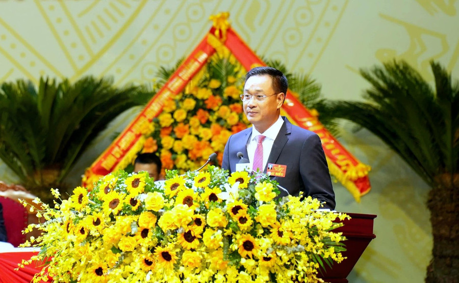 Pan Le Ngoc Quang byl politbyrem jmenován do funkce tajemníka stranického výboru provincie Quang Tri i v novém funkčním období. Ông Lê Ngọc Quang được Bộ Chính trị chỉ định tiếp tục giữ chức Bí thư Tỉnh uỷ Quảng Trị nhiệm kỳ mới.