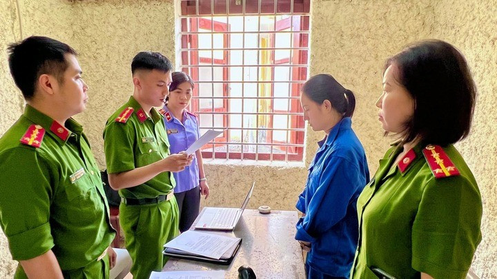 Công an, viện kiểm sát thực hiện các quyết định tố tụng với Nông Thị Thu Thủy. (Ảnh: Công an tỉnh Điện Biên) tu-thien-gia-mao.jpg