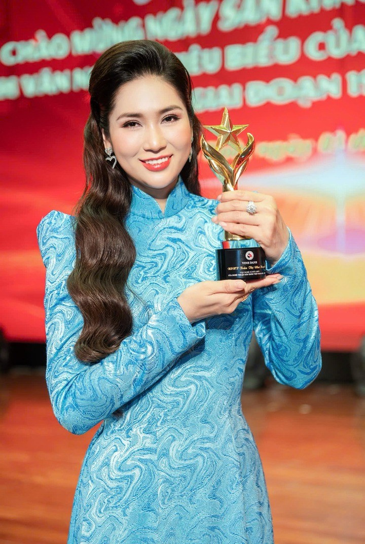 Nghệ sĩ Như Huỳnh được vinh danh nghệ sĩ tiêu biểu toàn quốc. hoa-hau-cai-luong.jpg