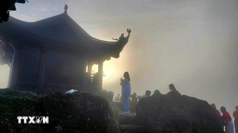 Phật tử "vượt sương, đi xuyên màn đêm" để đón bình minh trên chùa Đồng, nơi đỉnh thiêng Yên Tử, sáng sớm 5/10. (Ảnh: Thanh Vân/TTXVN) le-hoi-yen-tu.jpg