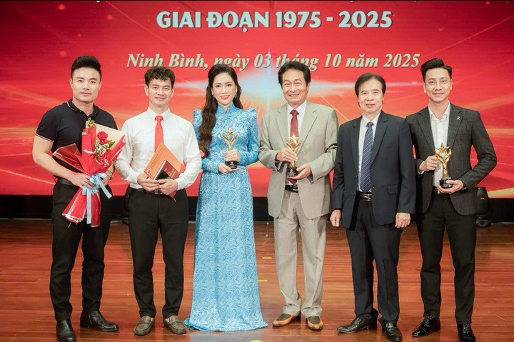 Như Huỳnh là nghệ sĩ trẻ hiếm hoi thuộc sân khấu cải lương miền Nam được vinh danh tại giải thưởng này. vinh-danh-nghe-si.jpg