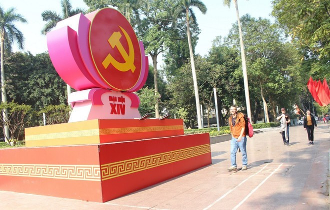 Việc treo pano, khẩu hiệu được thực hiện nghiêm túc, trang trọng, vừa bảo đảm mỹ quan đô thị chào mừng Đại hội XIV của Đảng. Ảnh: Nguyễn Cúc/TTXVN