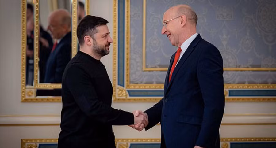 Bộ trưởng Quốc phòng Anh trong cuộc gặp Tổng thống Ukraine Volodymir Zelensky, ngày 9/1. Ảnh: Daily Mail