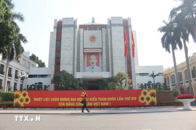Khu vực trụ sở các cơ quan thành phố Hà Nội treo pano, khẩu hiệu, cờ Tổ Quốc chào mừng Đại hội XIV của Đảng. (Ảnh: Nguyễn Cúc/TTXVN)