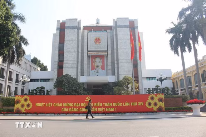 Khu vực trụ sở các cơ quan thành phố Hà Nội treo pano, khẩu hiệu, cờ Tổ Quốc chào mừng Đại hội XIV của Đảng. (Ảnh: Nguyễn Cúc/TTXVN)