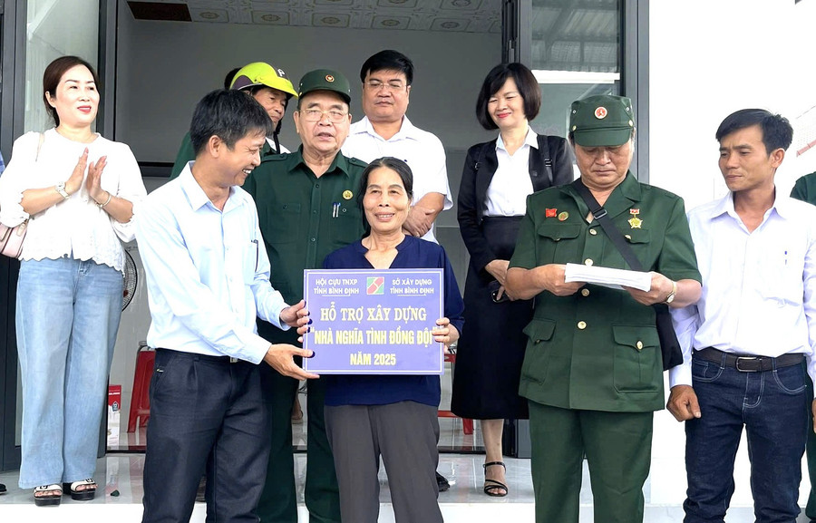 Hội Cựu TNXP tỉnh đã vận động xây dựng 18 căn nhà Nghĩa tình đồng đội trong giai đoạn 2020 - 2025. Trong ảnh: Hội Cựu TNXP tỉnh Bình Định (cũ) và Sở Xây dựng tỉnh Bình Định (cũ) hỗ trợ xây nhà Nghĩa tình đồng đội cho một cựu TNXP có hoàn cảnh khó khăn. Ảnh: ĐVCC Hội Cựu TNXP tỉnh đã vận động xây dựng 18 căn nhà Nghĩa tình đồng đội trong giai đoạn 2020 - 2025. Trong ảnh: Hội Cựu TNXP tỉnh Bình Định (cũ) và Sở Xây dựng tỉnh Bình Định (cũ) hỗ trợ xây nhà Nghĩa tình đồng đội cho một cựu TNXP có hoàn cảnh khó khăn. Ảnh: ĐVCC