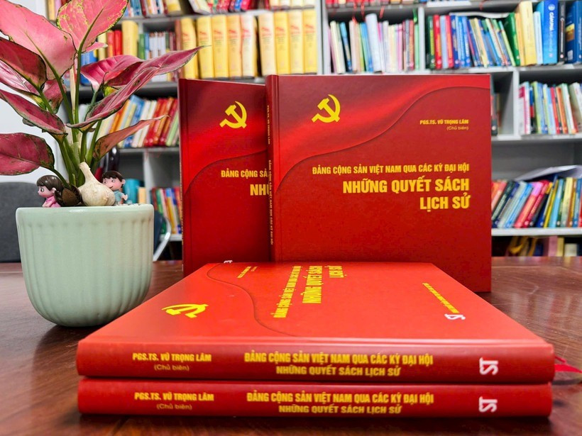 Cuốn sách “Đảng Cộng sản Việt Nam qua các kỳ Đại hội - Những quyết sách lịch sử” ra-mat-sach.jpg