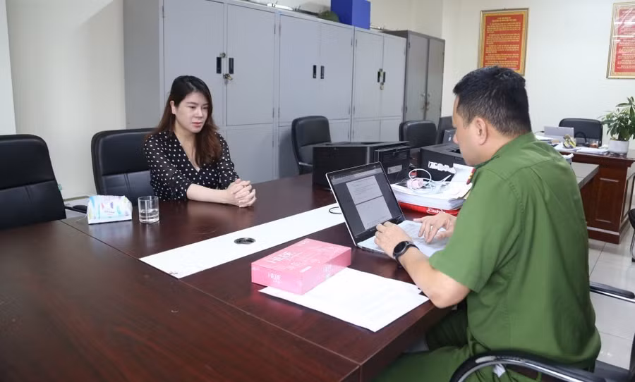 Đinh Thiên Lý tại cơ quan Công an.