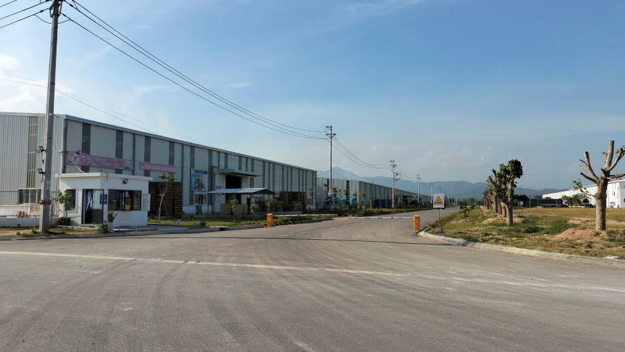 The entire industrial production land area of Go Cay Industrial Cluster (Binh An Commune) has been leased by Takao Binh Dinh Joint Stock Company to invest in building a factory producing high-quality ceramic tiles and glazed roof tiles. Photo: T.SY 41.jpg