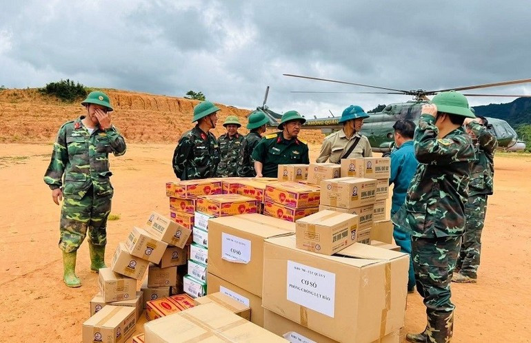 Hàng tiếp nhận tại xã Tìa Dình sẽ được cán bộ, chiến sĩ các đơn vị tiếp tục vận chuyển, cấp đến các gia đình bị thiên tai.