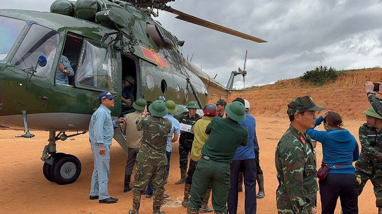 Hàng cứu trợ được chuyển từ trực thăng cho người dân xã Tìa Dình.