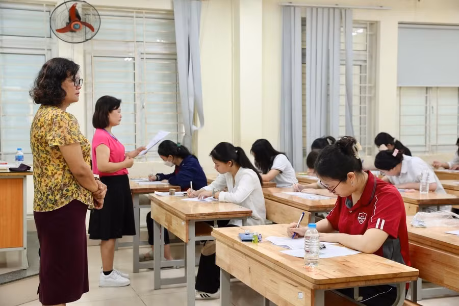 Không khí căng thẳng trong một phòng thi tuyển sinh lớp 10 tại Hà Nội.