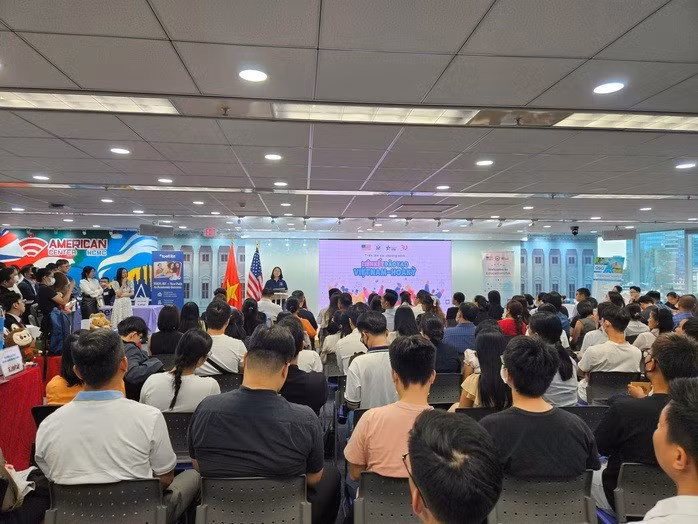 Phụ huynh và học sinh quan tâm đến các chương trình du học, chương trình liên kết với đại học Mỹ