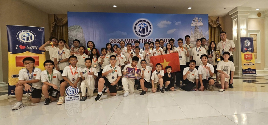 Đoàn học sinh Việt Nam tham dự kỳ thi. Đoàn học sinh Việt Nam tham dự kỳ thi.