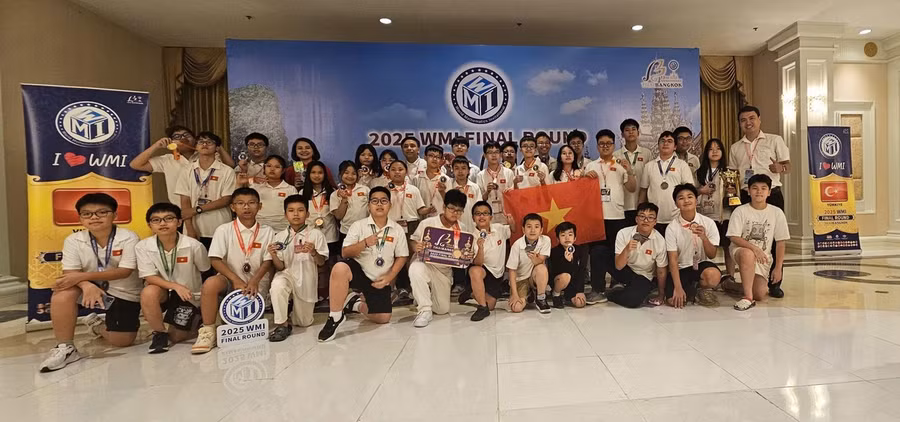 Đoàn học sinh Việt Nam tham dự kỳ thi.