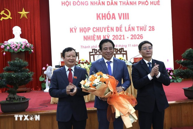Tặng hoa chúc mừng Tân Chủ tịch Ủy ban Nhân dân thành phố Huế Nguyễn Khắc Toàn. Ảnh: Mai Trang/TTXVN