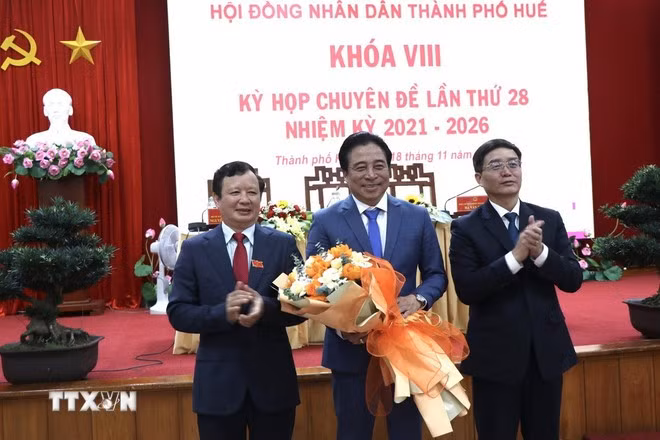 Tặng hoa chúc mừng Tân Chủ tịch Ủy ban Nhân dân thành phố Huế Nguyễn Khắc Toàn. Ảnh: Mai Trang/TTXVN