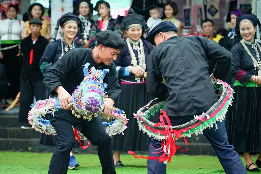 Trình diễn múa ngựa giấy của người dân tộc Nùng Dín (Mường Khương, Lào Cai). Ảnh: Khánh Hòa/TTXVN