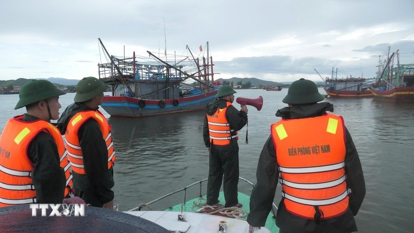 Bộ đội Biên phòng các đồn, trạm tại tỉnh Quảng Trị sắp xếp, kêu gọi tàu thuyền vào bờ tránh, trú bão. (Ảnh: TTXVN phát) bao-so-5-quang-tri-2.jpg