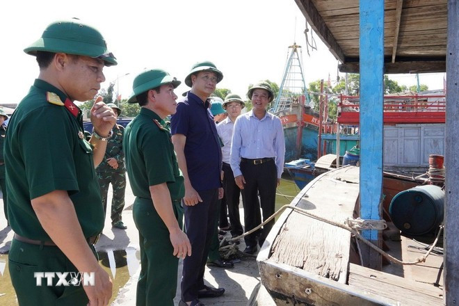 Bí thư Tỉnh ủy Quảng Trị Lê Ngọc Quang kiểm tra công tác phòng chống bão số 5 tại khu neo đậu sông Gianh (xã Bắc Trạch). (Ảnh: TTXVN phát) Bí thư Tỉnh ủy Quảng Trị Lê Ngọc Quang kiểm tra công tác phòng chống bão số 5 tại khu neo đậu sông Gianh (xã Bắc Trạch). (Ảnh: TTXVN phát)