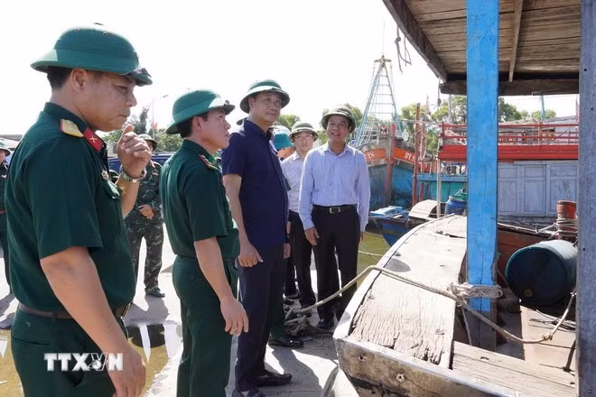 Bí thư Tỉnh ủy Quảng Trị Lê Ngọc Quang kiểm tra công tác phòng chống bão số 5 tại khu neo đậu sông Gianh (xã Bắc Trạch). (Ảnh: TTXVN phát)