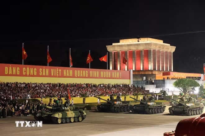 Khối xe Tăng thiết giáp diễu binh trên Quảng trường Ba Đình. (Ảnh: Tuấn Anh/TTXVN)