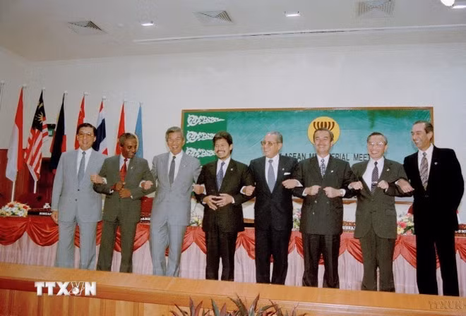 Bộ trưởng Ngoại giao Nguyễn Mạnh Cầm (thứ hai, từ phải sang), Tổng Thư ký ASEAN và các Bộ trưởng Ngoại giao ASEAN tại cuộc họp kết nạp Việt Nam trở thành thành viên chính thức thứ 7 của ASEAN, ngày 28/7/1995, tại Thủ đô Bandar Seri Begawan (Brunei). (Ảnh: Trần Sơn/TTXVN)