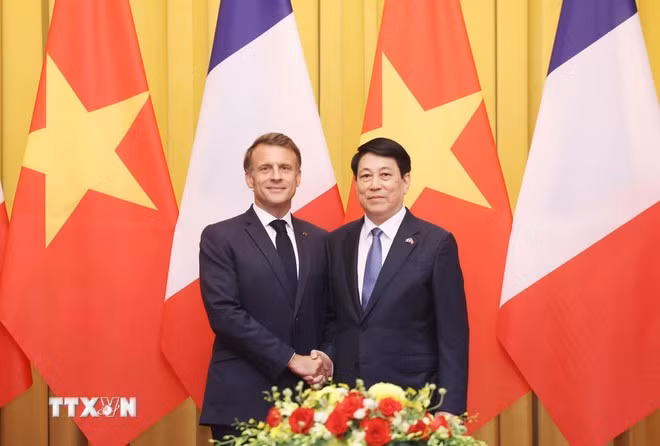 Chủ tịch nước Lương Cường và Tổng thống Pháp Emmanuel Macron chụp ảnh chung trước hội đàm (tháng 5/2025). (Ảnh: Lâm Khánh/TTXVN)