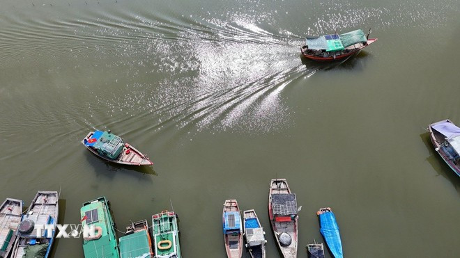 Tàu thuyền di chuyển vào Khu neo đậu tránh trú bão Cửa Sót (xã Lộc Hà). (Ảnh: Hữu Quyết/TTXVN) Tàu thuyền di chuyển vào Khu neo đậu tránh trú bão Cửa Sót (xã Lộc Hà). (Ảnh: Hữu Quyết/TTXVN)