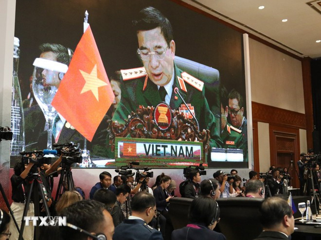 នាយឧត្តមសេនីយ៍ Phan Van Giang សមាជិកការិយាល័យនយោបាយ អនុលេខាគណៈកម្មាធិការយោធាមជ្ឈិម រដ្ឋមន្ត្រីក្រសួងការពារជាតិ ថ្លែងមតិក្នុងកិច្ចប្រជុំរដ្ឋមន្ត្រីការពារជាតិអាស៊ានលើកទី១៧ នៅប្រទេសឥណ្ឌូនេស៊ី នាខែវិច្ឆិកា ឆ្នាំ២០២៣។ (រូបថត៖ Dao Trang/VNA) Đại tướng Phan Văn Giang, Ủy viên Bộ Chính trị, Phó Bí thư Quân ủy Trung ương, Bộ trưởng Bộ Quốc phòng, phát biểu tại Hội nghị Bộ trưởng Quốc phòng ASEAN lần thứ 17 tại Indonesia tháng 11/2023. (Ảnh: Đào Trang/TTXVN)