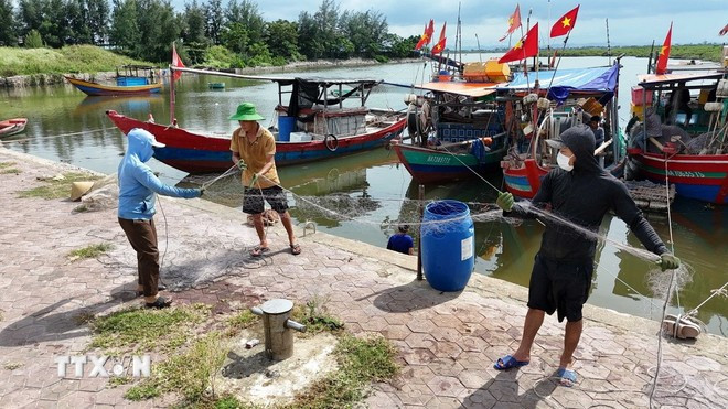 Người dân tại xã Lộc Hà thu dọn ngư lưới cụ để phòng tránh bão. (Ảnh: Hữu Quyết/TTXVN) Người dân tại xã Lộc Hà thu dọn ngư lưới cụ để phòng tránh bão. (Ảnh: Hữu Quyết/TTXVN)