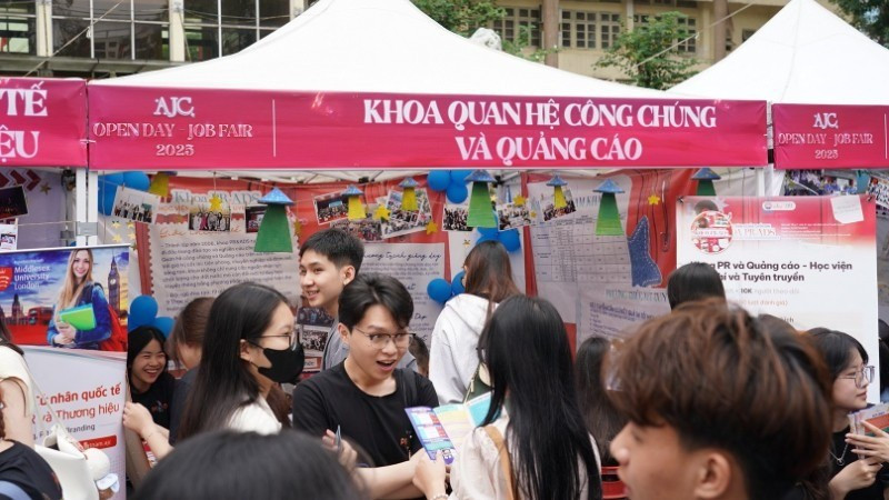 Hoạt động tư vấn tuyển sinh tại Học viện Báo chí và Tuyên truyền image1.jpg