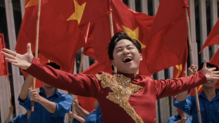 Với “Viết tiếp câu chuyện hòa bình”, Tùng Dương đã thể hiện được chất giọng giàu nội lực, hào sảng và mạnh mẽ. (Ảnh: BTC) Với “Viết tiếp câu chuyện hòa bình”, Tùng Dương đã thể hiện được chất giọng giàu nội lực, hào sảng và mạnh mẽ. (Ảnh: BTC)