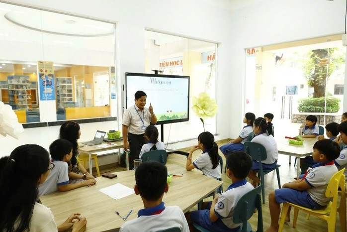 Học sinh Trường Tiểu học Trần Hưng Đạo (phường Cầu Ông Lãnh, TP HCM) hào hứng trong các tiết học ứng dụng AI, tích hợp STEM vào bài học. Ảnh: Đặng Trinh