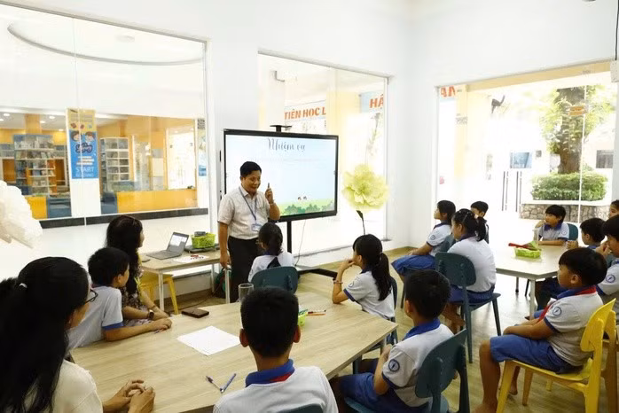 Học sinh Trường Tiểu học Trần Hưng Đạo (phường Cầu Ông Lãnh, TP HCM) hào hứng trong các tiết học ứng dụng AI, tích hợp STEM vào bài học. Ảnh: Đặng Trinh