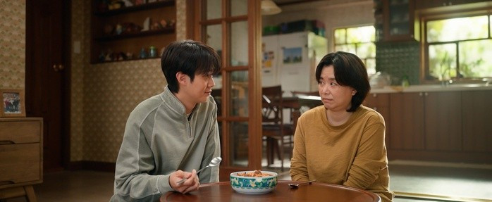 Minh tinh Jang Hye-jin và tài tử Choi Woo-shik lần nữa làm mẹ con trên màn ảnh rộng