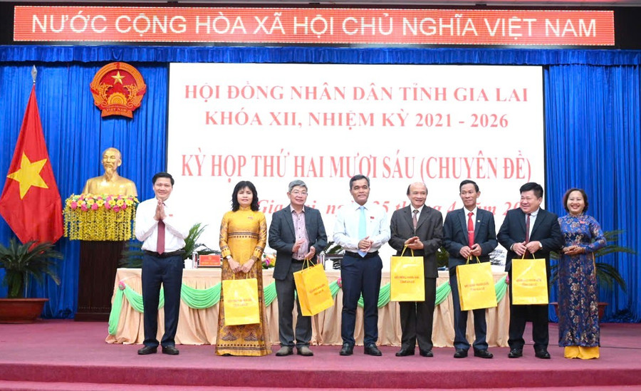 Chủ tọa kỳ họp tặng hoa và cảm ơn những đóng góp của các ông, bà vào sự phát triển của tỉnh Gia Lai trong thời gian qua. Ảnh: Đ.T chu-toa-ky-hop-tang-hoa-va-cam-on-nhung-dong-gop-cua-cac-ong-ba-vao-su-phat-trien-cua-tinh-gia-lai-trong-thoi-gian-qua.jpg