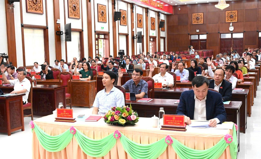 Các đại biểu HĐND tỉnh đã biểu quyết thông qua Nghị quyết về việc miễn nhiệm chức danh Ủy viên UBND tỉnh khóa XII (nhiệm kỳ 2021-2026). Ảnh: Đ.T cac-dai-bieu-hdnd-tinh-da-bieu-quyet-thong-qua-nghi-quyet-ve-viec-mien-nhiem-chuc-danh-uy-vien-ubnd-tinh-khoa-xii-nhiem-ky-2021-2026.jpg