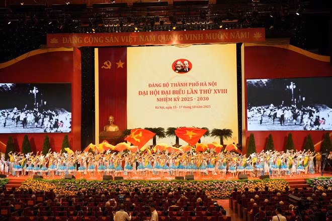 Văn kiện Đại hội đại biểu lần thứ XVIII Đảng bộ thành phố đặt ra tầm nhìn, định hướng phát triển Thủ đô văn minh, hiện đại, hạnh phúc; tiên phong cùng cả nước tiến vào kỷ nguyên mới-kỷ nguyên phát triển thịnh vượng, hùng cường. Ảnh: PV/Vietnam+