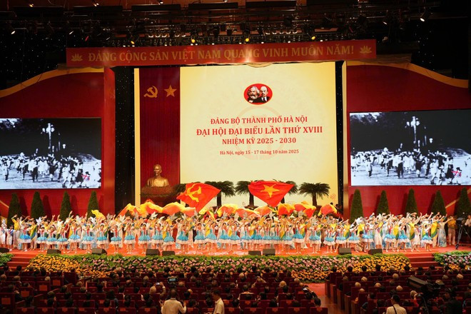 Văn kiện Đại hội đại biểu lần thứ XVIII Đảng bộ thành phố đặt ra tầm nhìn, định hướng phát triển Thủ đô văn minh, hiện đại, hạnh phúc; tiên phong cùng cả nước tiến vào kỷ nguyên mới-kỷ nguyên phát triển thịnh vượng, hùng cường. Ảnh: PV/Vietnam+ Văn kiện Đại hội đại biểu lần thứ XVIII Đảng bộ thành phố đặt ra tầm nhìn, định hướng phát triển Thủ đô văn minh, hiện đại, hạnh phúc; tiên phong cùng cả nước tiến vào kỷ nguyên mới-kỷ nguyên phát triển thịnh vượng, hùng cường. Ảnh: PV/Vietnam+