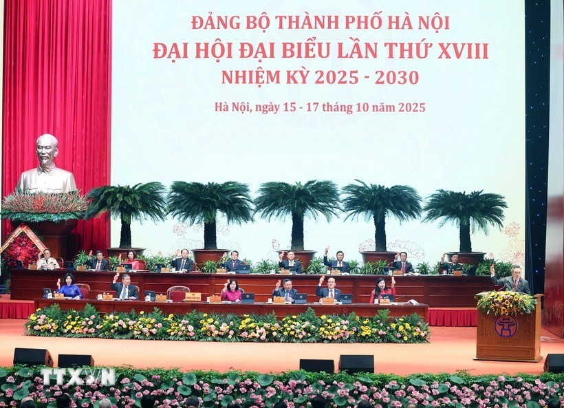 Đoàn Chủ tịch biểu quyết tại Đại hội. Ảnh: Thống Nhất/TTXVN khai-mac-dai-hoi-dai-bieu.jpg