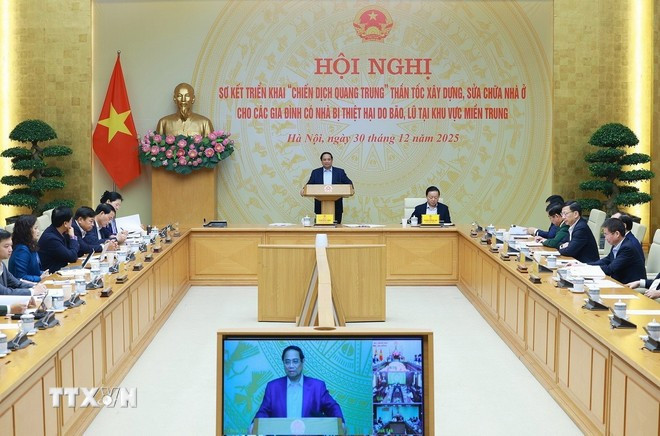 Thủ tướng Phạm Minh Chính chủ trì Hội nghị sơ kết triển khai “Chiến dịch Quang Trung” xây dựng nhà ở cho nhân dân có nhà bị thiệt hại do bão, lũ tại khu vực miền Trung. Ảnh: Dương Giang/TTXVN