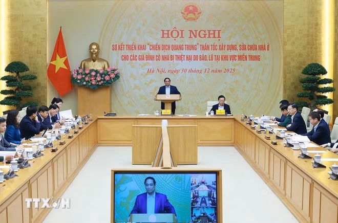 Thủ tướng Phạm Minh Chính chủ trì Hội nghị sơ kết triển khai “Chiến dịch Quang Trung” xây dựng nhà ở cho nhân dân có nhà bị thiệt hại do bão, lũ tại khu vực miền Trung. Ảnh: Dương Giang/TTXVN