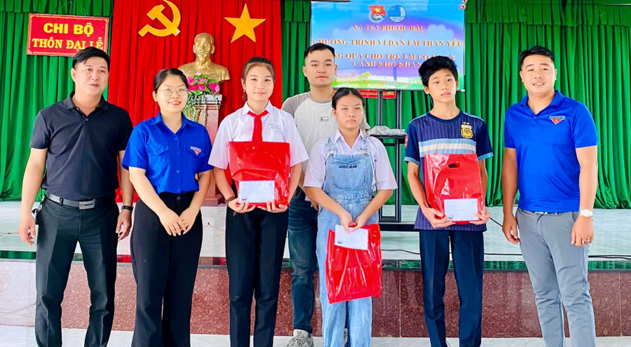 Anh Hoàng tặng quà cho trẻ em xã Tuy Phước Bắc. Ảnh: T.H 3-3715.jpg