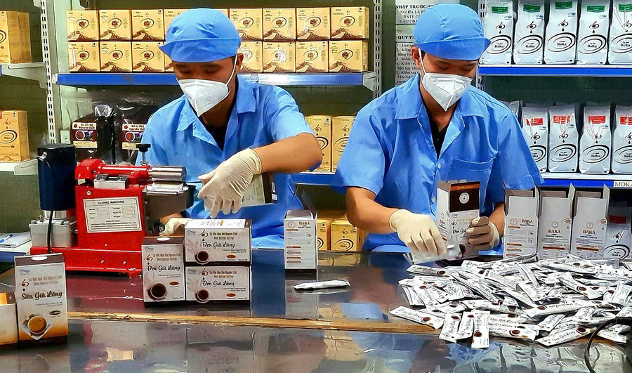 Nhân viên của Công ty TNHH BaKa (xã Ia Hrung) đóng gói sản phẩm để đưa ra thị trường. Ảnh: Lê Nam 1-3012.jpg