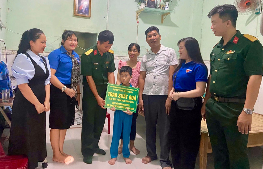 Đoàn phường Quy Nhơn Nam trao kinh phí đỡ đầu cho em Trần Minh Đức. Ảnh: D.L 2-4638.jpg