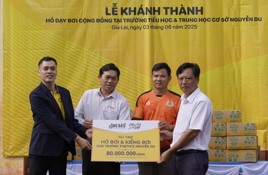Đại diện Quỹ Phát triển tài năng Việt - Công ty CP Thực phẩm dinh dưỡng NutiFood Cao Nguyên - Công ty CP Cà phê Ông Bầu bàn giao bể bơi di động cho Trường Tiểu học và THCS Nguyễn Du (xã Chư Sê). Ảnh: Hữu Duy 3-7738.jpg