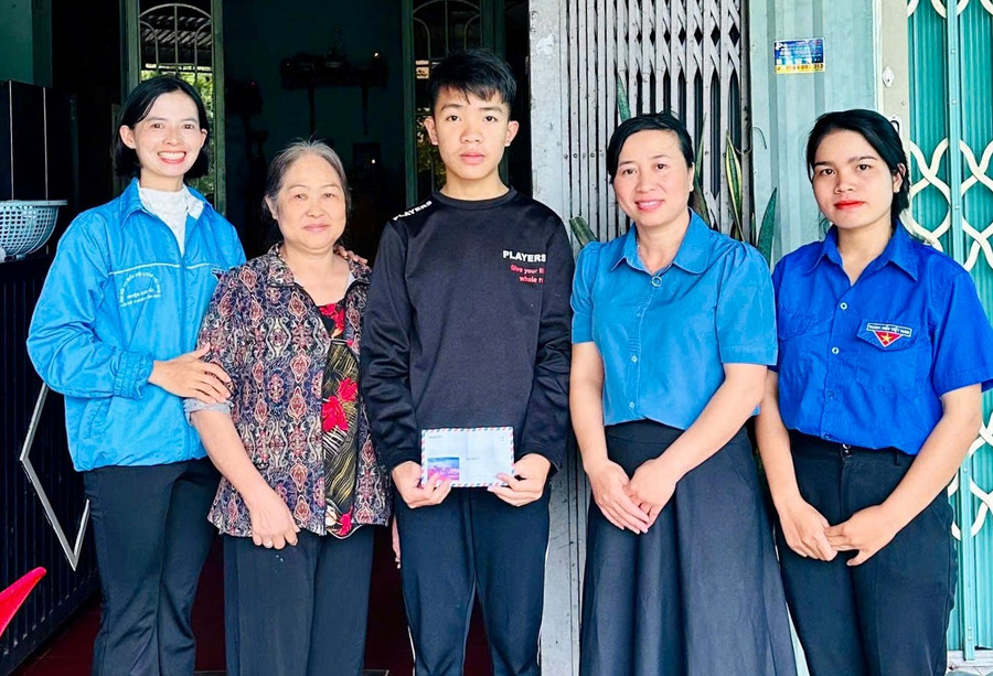 Đoàn xã Biển Hồ trao kinh phí hỗ trợ hằng tháng cho em Nguyễn Tấn Lộc. Ảnh: P.L 1-4602.jpg