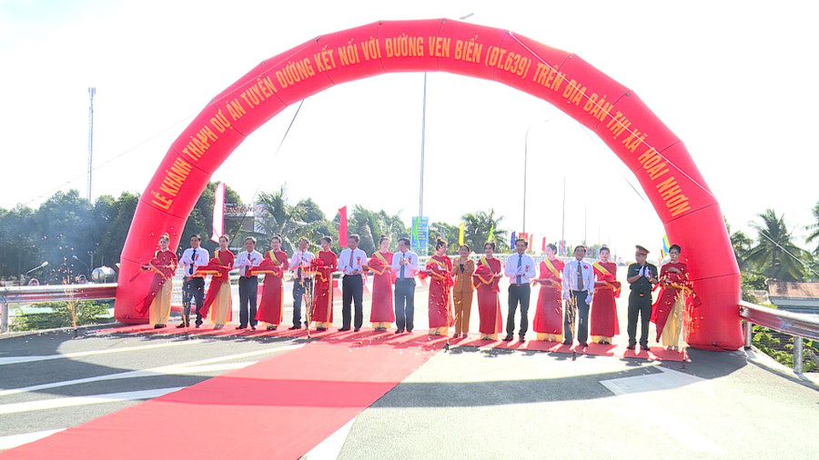 Khánh thành dự án tuyến đường kết nối với đường ven biển (ĐT639) trên địa bàn phường Hoài Nhơn. Ảnh: ĐPCC 2.jpg