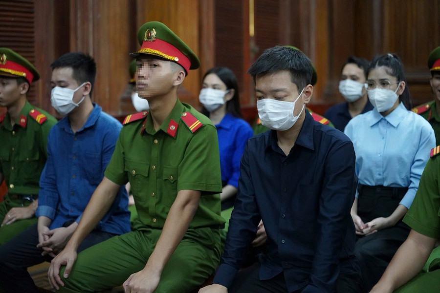 5 bị cáo tại phiên tòa chiều 19/11. Ảnh: Phạm Thọ.